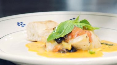 Şef bir balık yemeği hazırlıyor. Balık yemeği. Deniz ürünleri. Gıda video yavaş hareket yakın.