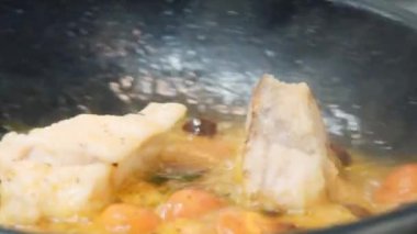 Birisi tavada balık ve sebze kızartıyor. Şef bir balık yemeği hazırlıyor. Balık yemeği. Deniz ürünleri. Gıda video yavaş hareket yakın.