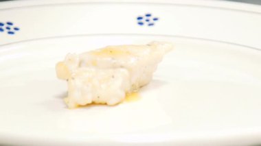 Şef bir balık yemeği hazırlıyor. Balık yemeği. Deniz ürünleri. Gıda video yavaş hareket yakın.