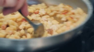 Makarna tavada pişiyor. Birisi makarna pişiriyor. Gıda video makro. Makarna hazırlama. İtalyan mutfağı.