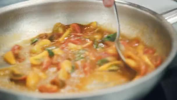 Tomaterna Steker Stekpannan Kocken Steker Körsbärstomater Någon Gör Röda Och — Stockvideo