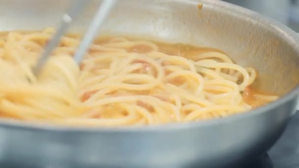 Pasta Matlagning Stekpannan Någon Matlagning Pasta Mat Video Makro Spaghetti — Stockvideo