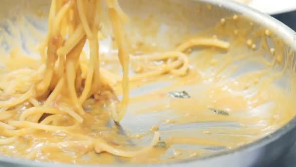 シェフがパスタを皿に盛っている 誰かがパスタを作っています 食品ビデオマクロ スパゲッティの準備 イタリア料理 — ストック動画