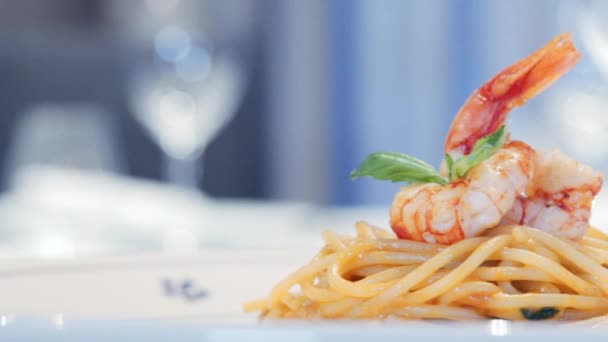 Pastas Camarones Caseras Pasta Con Mariscos Sirviendo Comida Italiana Restaurante — Vídeos de Stock