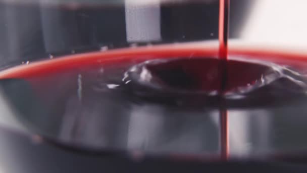 Macro Rode Wijn Rode Wijn Stroomt Het Glas Iemand Giet — Stockvideo