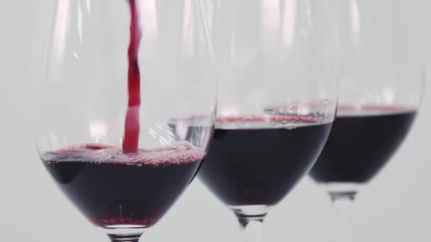 Kırmızı Şarap Bardağa Akıyor Birisi Bardağa Şarap Döküyor Beyaz Bir — Stok video