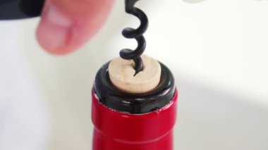 Birisi bir şişe tirbuşon şarap açıyor. Bir mantar ile şişenin açılması Makro çekim. Mantar bir tirbuşonla çıkarılıyor..