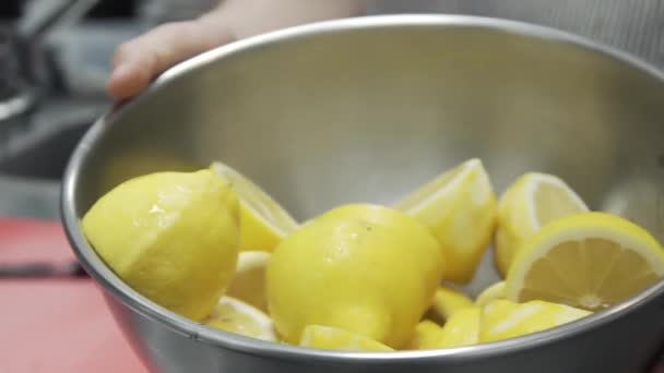 Quelqu Vomit Des Citrons Citrons Dans Bol Fer Dans Cuisine — Video