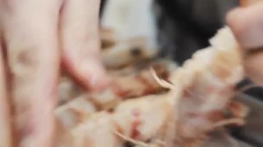 Kral karidesler mutfakta yemek pişiriliyor. Makro karidesler. Restoranın mutfağında kral karidesler temizlenir. Şef karides hazırlıyor. Karides yapma süreci. 