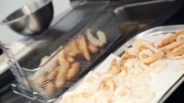 Hamurda deniz ürünleri. Meyilli karides hazırlanması. Meyilli mürekkep balıkları. Meyilli Karidesler. 