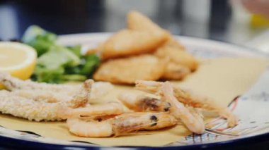 Hamurda deniz ürünleri. Meyilli karides hazırlanması. Meyilli mürekkep balıkları. Meyilli Karidesler. 