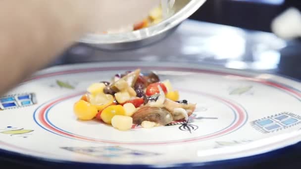 蔬菜沙拉与海鲜 制作沙拉的过程 手准备沙拉与虾 厨师在餐厅的厨房里用海鲜做沙拉 — 图库视频影像