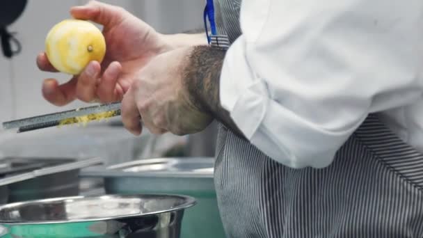 Jemand Reibt Sich Eine Zitronenschale Der Koch Bereitet Eine Zitronenschale — Stockvideo