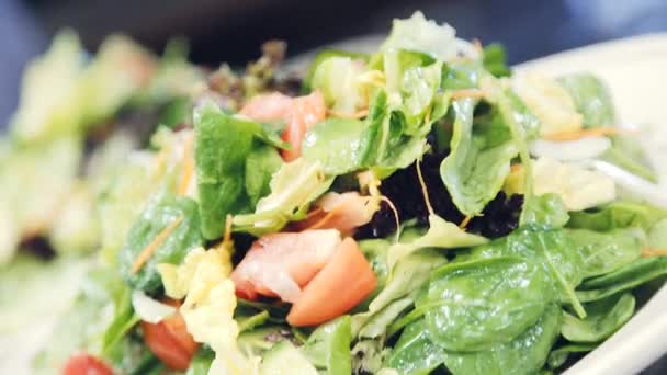 Salade Légumes Aux Fruits Mer Processus Fabrication Salade Mains Préparant — Video