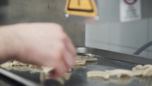 Nudeln Zubereiten Das Gerät Für Die Nudelherstellung Pasta Wird Der — Stockvideo