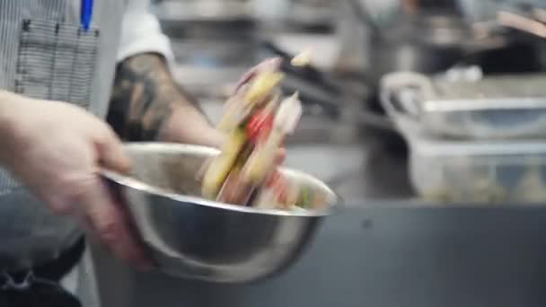 Салат Овощей Морепродуктами Процесс Приготовления Салата Руки Готовят Салат Креветками — стоковое видео
