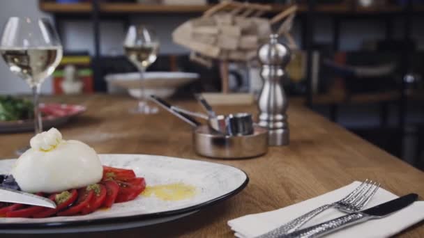 Burrata Pomidorem Bazylią Piękne Danie Kieliszek Wina Stoją Stole Restauracji — Wideo stockowe