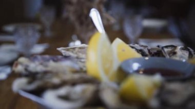 Büyük istiridye yemeği. Balık lokantasında istiridye servis ediyorum. Limonlu ve soslu istiridye. Taze istiridye..