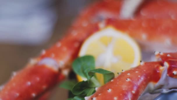 在餐馆里吃螃蟹 新鲜的螃蟹菜在冰上享用一整只螃蟹真漂亮 大螃蟹在冰上 — 图库视频影像