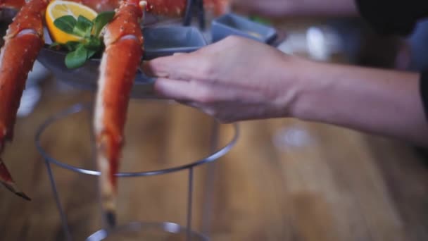 Serverar Krabba Restaurang Färsk Krabbskål Vacker Servering Hel Krabba Stor — Stockvideo