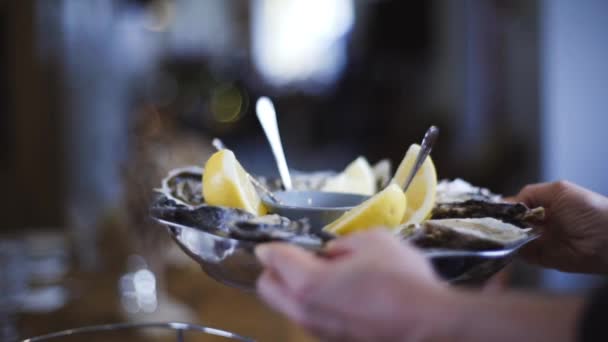 Velká Ústřicová Mísa Podáváme Ústřice Rybí Restauraci Ústřice Ledu Citrónem — Stock video