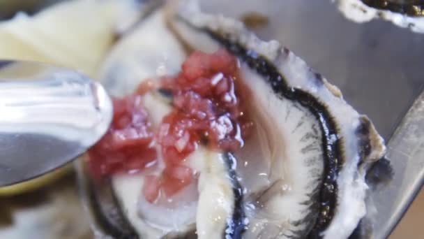 大きな牡蠣料理 魚屋で牡蠣を出す レモンとソースで氷の上の牡蠣 新鮮な牡蠣 — ストック動画