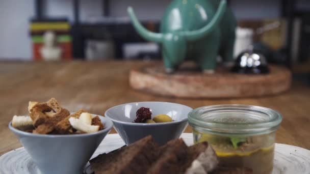 Servir Plat Dans Restaurant Pate Avec Des Amuse Gueule Vaisselle — Video