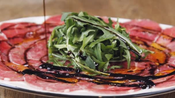 Carpaccio Con Rúcula Salsa Balsámica Hermoso Plato Restaurante Hermosa Porción — Vídeos de Stock