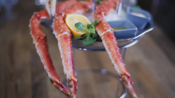 Servir Crabe Dans Restaurant Plat Crabe Frais Belle Portion Crabe — Video