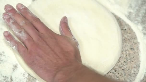 Chef Está Haciendo Pasta Para Pizza Manos Dinero Cocinar Masa — Vídeos de Stock