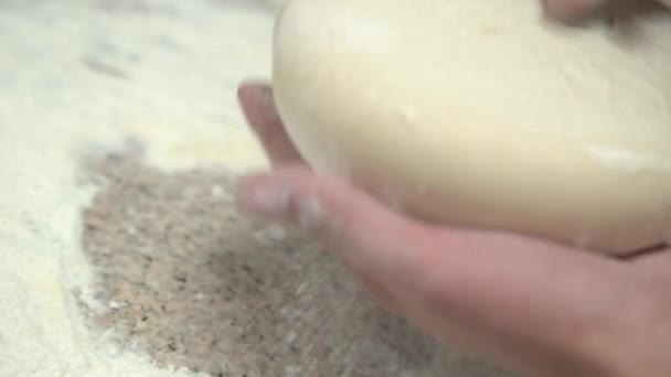 厨师在做披萨面团 手和面团做披萨面团厨师在为披萨准备面团 — 图库视频影像