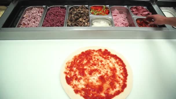 Σεφ Μαγειρεύει Πίτσα Στο Ιταλικό Εστιατόριο Διαδικασία Παρασκευής Ιταλικής Πίτσας — Αρχείο Βίντεο