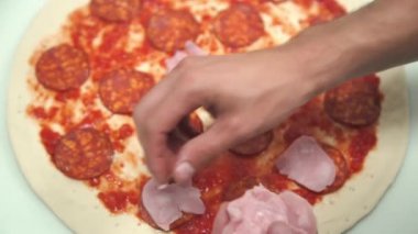 Şef İtalyan restoranında pizza pişiriyor. İtalyan pizzası yapma süreci. Birisi mutfakta etli pizza hazırlıyor.. 