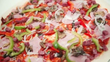Şef İtalyan restoranında pizza pişiriyor. İtalyan pizzası yapma süreci. Birisi mutfakta etli pizza hazırlıyor.. 