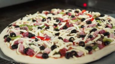 Şef pizza yapıyor. Pizza fırında. İtalyan etli pizza. İtalyan restoranında pizza pişirmek..