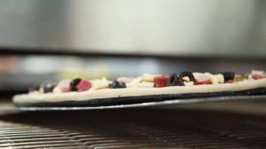 Şef pizza yapıyor. Pizza fırında. İtalyan etli pizza. İtalyan restoranında pizza pişirmek..