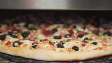 Şef pizza yapıyor. Pizza fırında. İtalyan etli pizza. İtalyan restoranında pizza pişirmek..