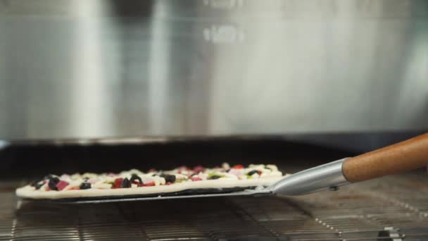 Chef Sta Facendo Pizza Pizza Nel Forno Pizza Alla Carne — Video Stock