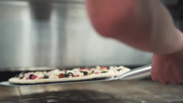 Der Koch Macht Pizza Pizza Ofen Italienische Fleischpizza Pizza Kochen — Stockvideo