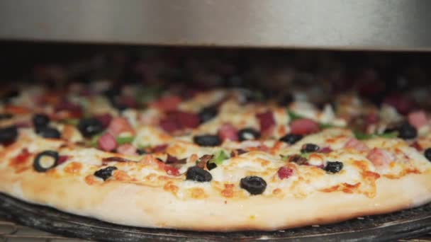 Chef Sta Facendo Pizza Pizza Nel Forno Pizza Alla Carne — Video Stock