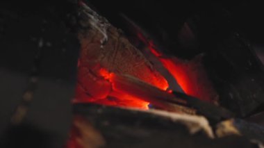 Kömür, kebap ızgarasında yanıyor. Ateş yanıyordu. Barbekü için ateş. Barbekü ateşi. Yavaş çekim yemek videosunu kapat