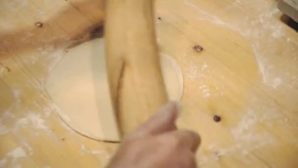Alguém Está Fazer Massa Numa Mesa Madeira Chef Está Distribuir — Vídeo de Stock