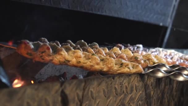 有人在煎烤面包 厨师正在准备烤肉 Shish Kebab的准备工作正在进行中肉被炸了 食物视频关闭慢动作餐厅厨房 — 图库视频影像