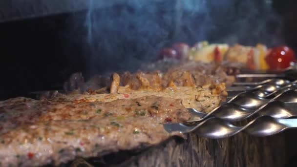 有人在煎烤面包 厨师正在准备烤肉 Shish Kebab的准备工作正在进行中肉被炸了 食物视频关闭慢动作餐厅厨房 — 图库视频影像