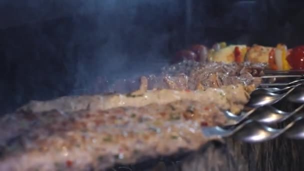 Cineva Prăjeşte Kebab Bucătarul Pregăteşte Kebab Carne Shish Kebab Este — Videoclip de stoc