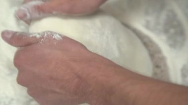 Şef pizza hamuru yapıyor. Eller ve hamur. Pizza hamuru pişiriyorum. Şef pizza için hamur hazırlıyor..