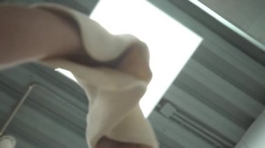 Şef pizza hamuru yapıyor. Eller ve hamur. Pizza hamuru pişiriyorum. Şef pizza için hamur hazırlıyor..