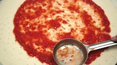 Şef İtalyan restoranında pizza pişiriyor. İtalyan pizzası yapma süreci. Birisi mutfakta etli pizza hazırlıyor.. 