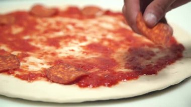 Şef İtalyan restoranında pizza pişiriyor. İtalyan pizzası yapma süreci. Birisi mutfakta etli pizza hazırlıyor.. 