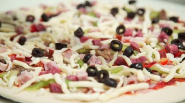 Şef İtalyan restoranında pizza pişiriyor. İtalyan pizzası yapma süreci. Birisi mutfakta etli pizza hazırlıyor.. 